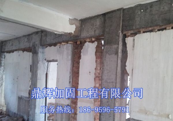 河北沧州市墙改梁施工时，遇到管道问题，该如何操作？
